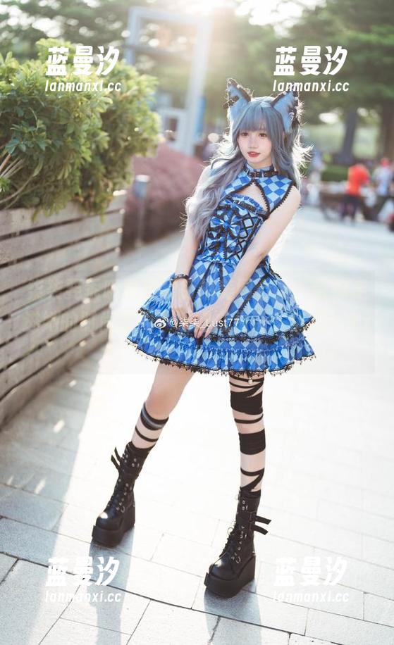柒柒要乖哦黑皮裙街拍美图合集，带你走进她的时尚世界，瞬间成为街头焦点！.txt