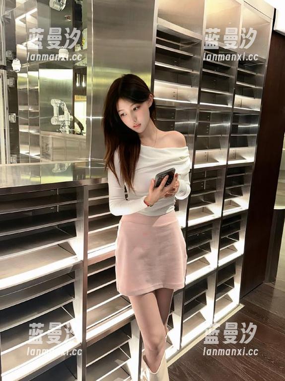 梦丝女神 - 跟随璇璇的私拍之旅：图片中流露出的秘密魅力.txt