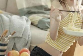 森萝财团 – 沙发上旗袍美少女的故事：吸吸私拍作品揭示了独特气质与柔美内涵的碰撞.txt