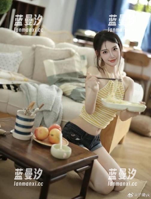 森萝财团-吸吸 森萝财团 - 沙发上旗袍美少女的故事:吸吸私拍作品揭示了独特气质与柔美内涵的碰撞.txt