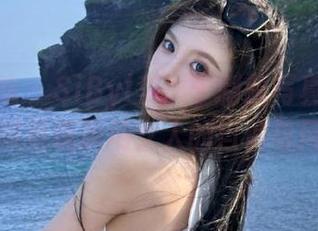 模范学院 – SiByl李思宁制服写真集，套图中细腻呈现职场女人的自信与风范.txt