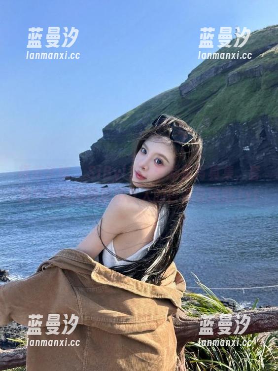 模范学院 - SiByl李思宁制服写真集，套图中细腻呈现职场女人的自信与风范.txt