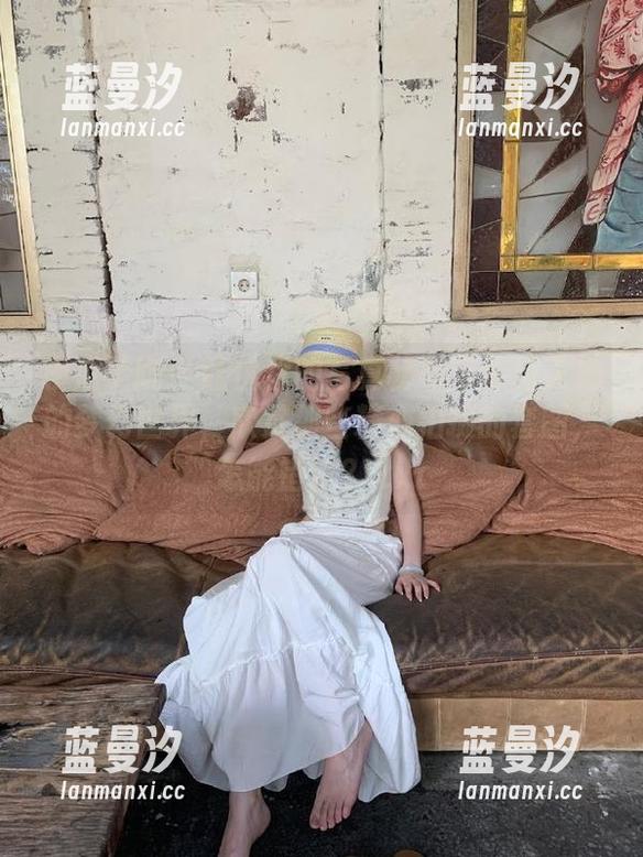 模范学院 - 让优优的写真秘书带你进入她的梦幻世界，欣赏那些精心拍摄的套图，怎能错过？.txt