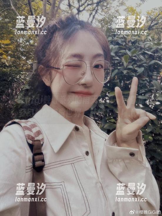 樱晚gigi晚哥系列的雨天写真，带你走进梦幻般的视觉世界，赶快下载！.txt
