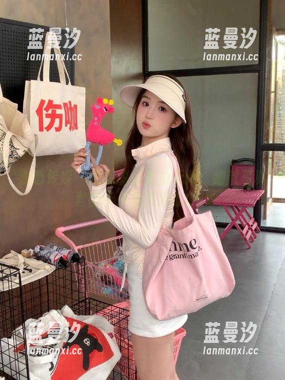 物恋传媒 - 想想甜心魅力无限：细腻写真套图带来视觉冲击.txt