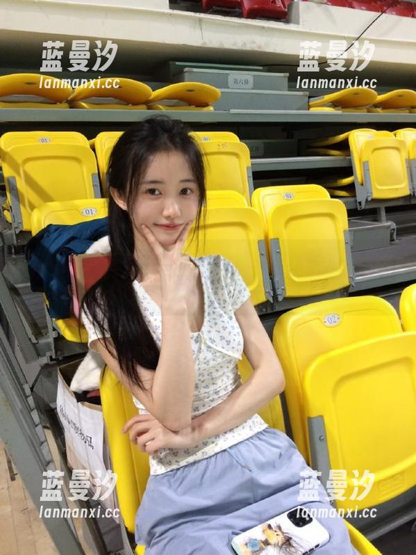 微密圈 - 高清写真集：瑜瑾u水手服展示的独特魅力与青春活力.txt
