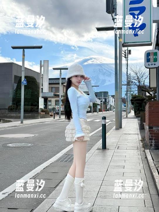 瑞丝馆 - Tobey轩轩酱高跟鞋写真图片：用定制之美传达优雅与自信的完美结合.txt