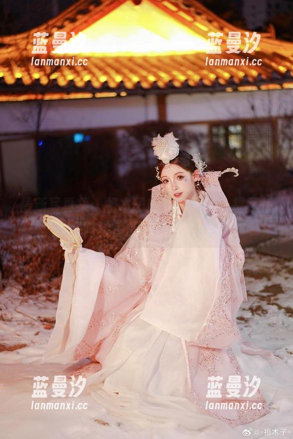 最新写真集：祖木子的绝妙美脚，揭示优雅与性感的完美结合.txt