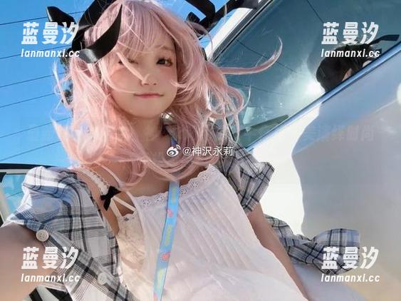 最新作品集揭晓，神沢永莉用毛衣牛仔裙完美演绎时尚，轻松超越黑丝之选.txt
