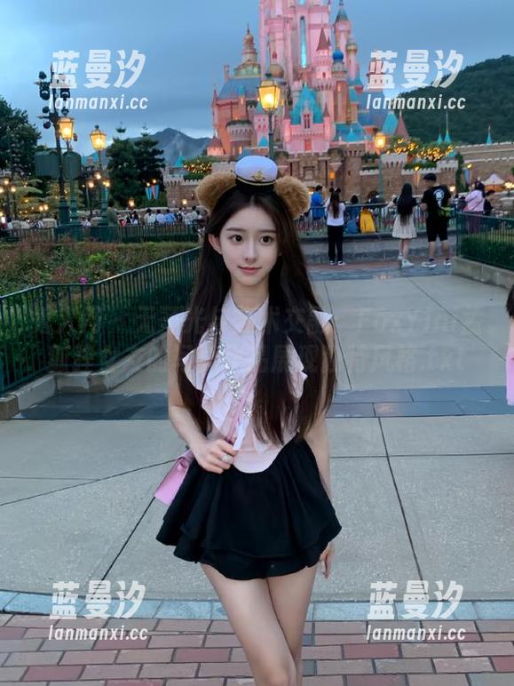 秀人网 - 无圣光与艺术交融：FoxYini孟狐狸女友的写真作品展现独特风格.txt