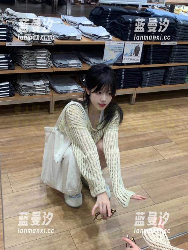 秀人网 - 乔伊joy的职业装写真：原图与照片完美呈现干练职场女性的自信与优雅.txt