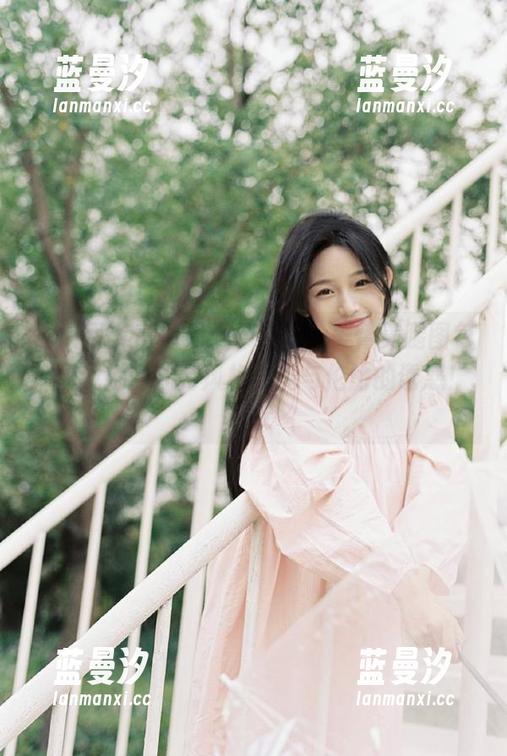 秀人网 - 高清周于希Sally美臀美腿图包，展现她的独特风格与无与伦比的诱惑！.txt