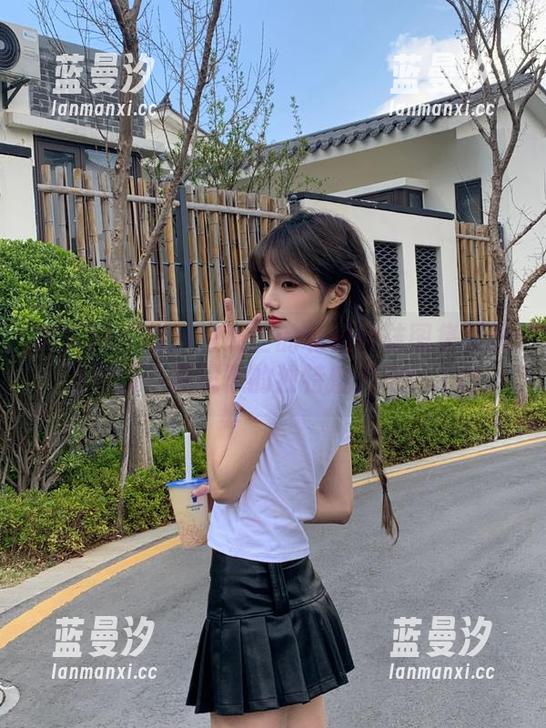 秀人网 - 在抖娘利世的私拍网袜图集里找寻灵感，展现你的独特魅力吧！.txt