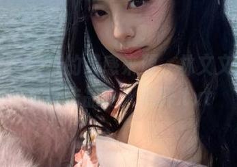 秀人网 – 壁纸的灵感来源，林文文的旅拍写真作品令人心醉.txt
