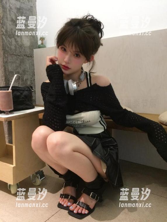 秀人网 - 套图更新！江露露在圣诞季节展现无限魅力与时尚灵感！.txt