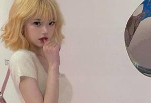 秀人网 – 打开观看米妮大萌萌红裙写真，原图唤醒你的视觉盛宴！.txt