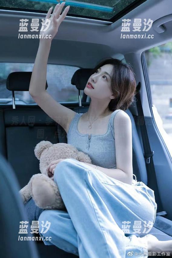 秀人网 - 季节限定！赵万灵的圣诞精选套图，点亮你的节日心情.txt