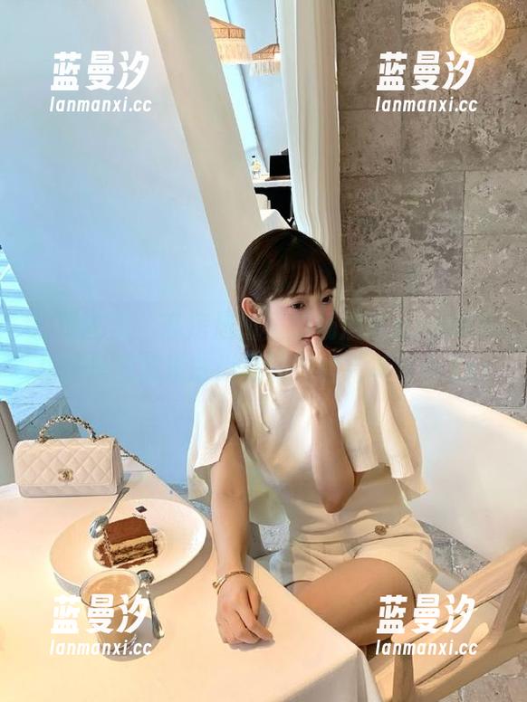 糖果画报 - 私房风格里的杨晨晨sugar：棉袜美图展现时尚与慵懒的完美融合.txt