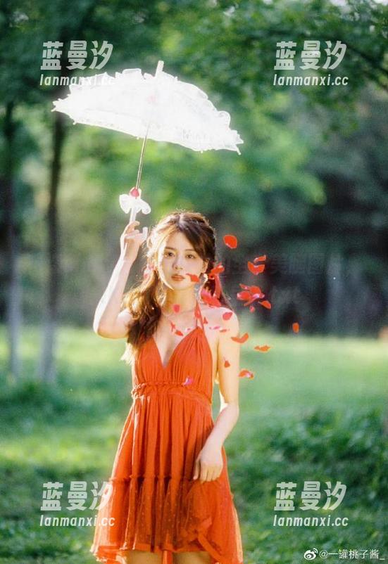 花漾show - 撞击视觉的全套美腿图片，宋KiKi写真精彩呈现.txt