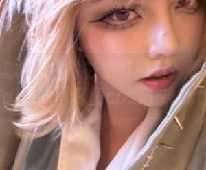 想知道怎样穿白衬衫更有魅力？看看菌烨tako的写真和cos吧！.txt