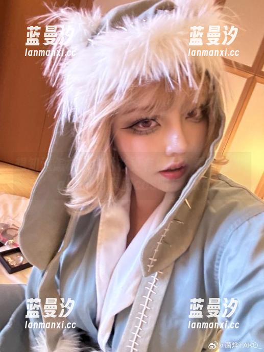 想知道怎样穿白衬衫更有魅力？看看菌烨tako的写真和cos吧！.txt
