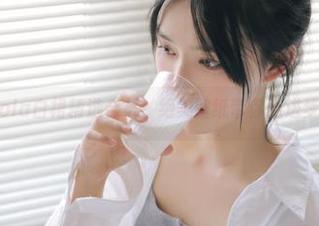 蜜桃社 – Rola白裙精选合集，绝美壁纸带你走进梦幻世界.txt