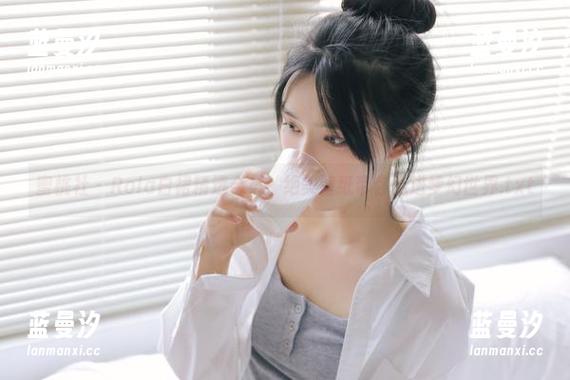 蜜桃社 - Rola白裙精选合集，绝美壁纸带你走进梦幻世界.txt