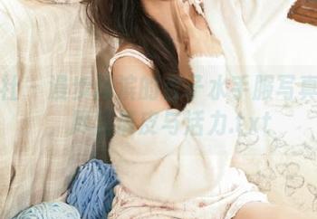 蜜桃社 – 漫步海滨的杏子水手服写真原图，尽显俏皮与活力.txt