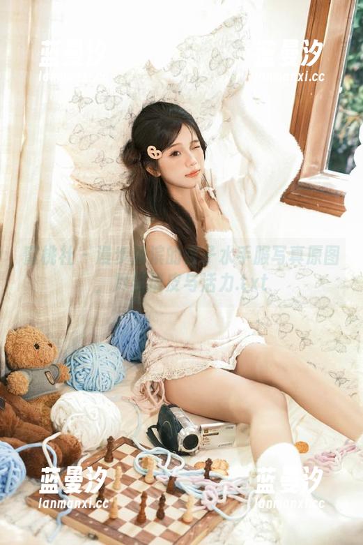 蜜桃社 - 漫步海滨的杏子水手服写真原图，尽显俏皮与活力.txt