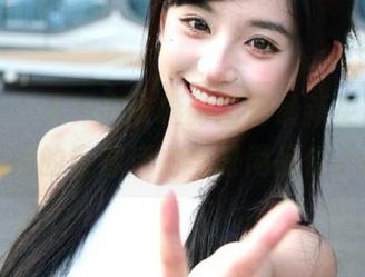 蜜桃社 – 真希内衣摄影图包最新更新，尽显她的青春活力与时尚品位.txt