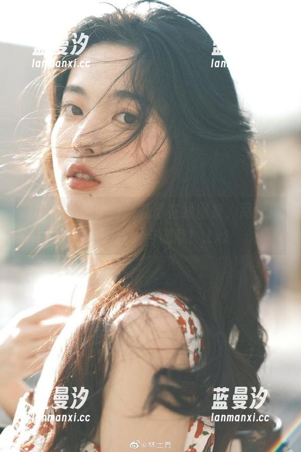 蜜桃社 - 美绪最新礼服在线图集，尽显她的个人风格与创意！.txt