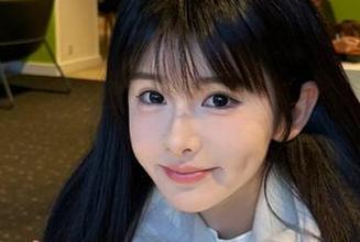 蜜桃社 – 新鲜出炉萌美Moemi裤里丝图包精选：展现她的灵动与迷人韵味.txt