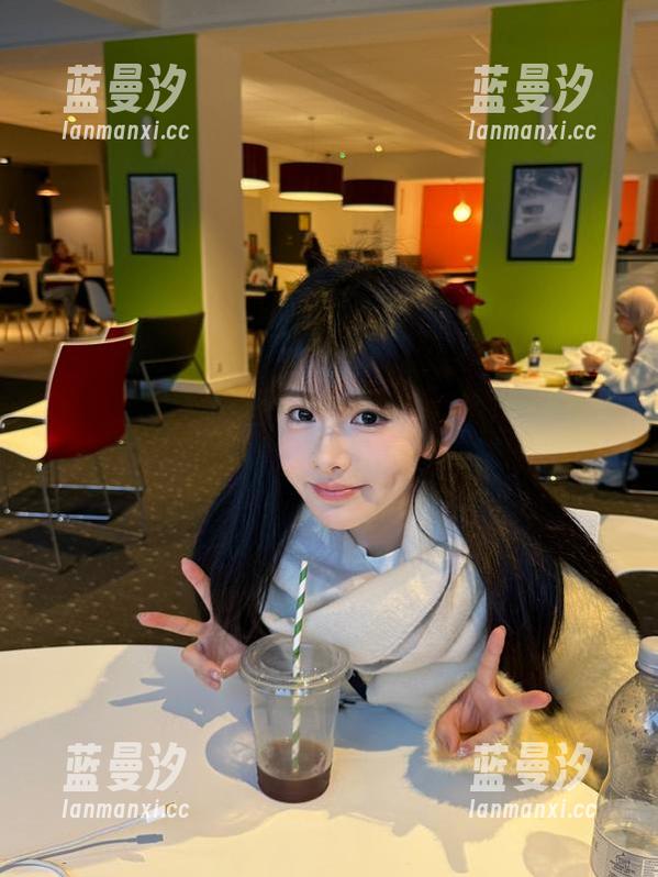 蜜桃社 - 新鲜出炉萌美Moemi裤里丝图包精选：展现她的灵动与迷人韵味.txt