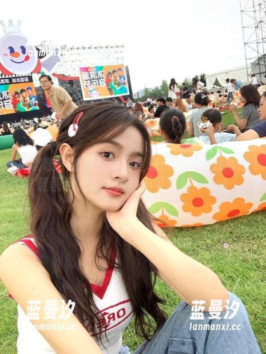 袜啵啵 - 奶油的华丽呈现：观看两双高跟鞋图包，时尚体验不可错过！.txt