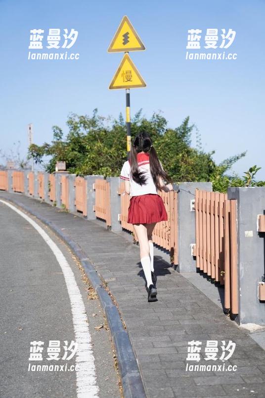 袜啵啵 - 糯米镂空写真：瞬间定格的艺术，精彩下载等你探索.txt