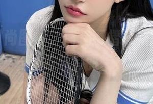 袜小喵时尚图包，捕捉百褶短裙写真中的甜美与俏丽.txt