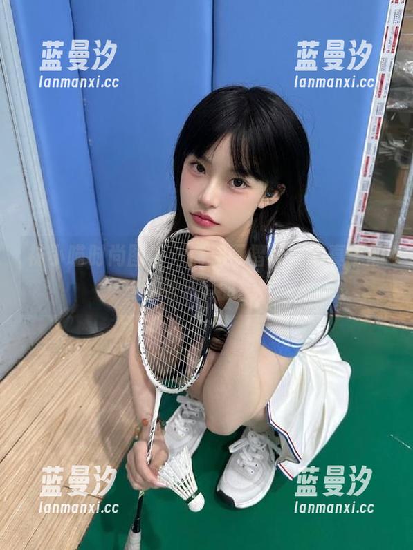 袜小喵时尚图包，捕捉百褶短裙写真中的甜美与俏丽.txt