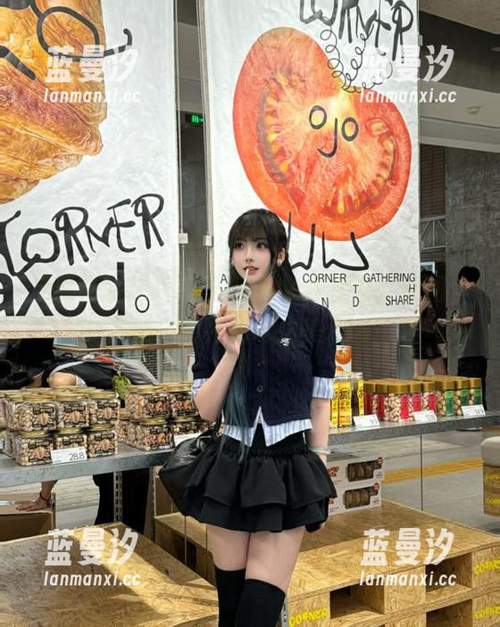 免费畅享见新摄影酒店JK裸足系列原图，感受独特艺术之美.txt