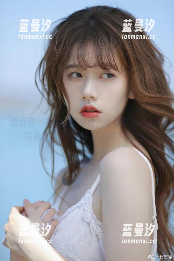 语画界 - 福利与美结合，小海臀RenaJK写真带你体验不同风格的魅力.txt