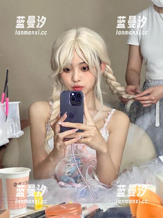 语画界 - 感受李丽莎毛衣写真中的细腻绒毛，原图完美呈现其独特魅力与时尚风采.txt