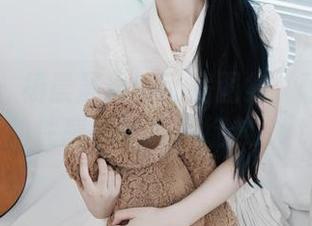 语画界 – 杨晨晨最新私房图集：蕾丝袜下的性感美腿尽情绽放.txt