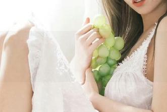 语画界 – 雅雯制服美图视觉盛宴：美丽图包汇聚，尽显她的风格与气质！.txt