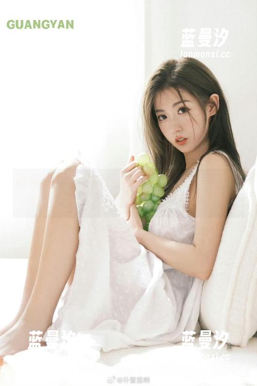 语画界 - 雅雯制服美图视觉盛宴：美丽图包汇聚，尽显她的风格与气质！.txt