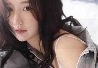轻兰映画匠心之作：动人水手服黑丝写真套图，舞动青春与幻想的画卷.txt
