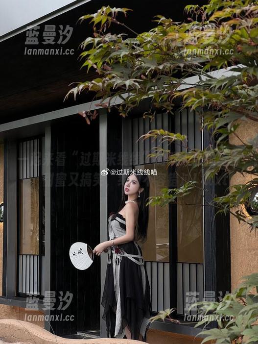 一起来看“过期米线线”的双人私拍写真，甜蜜又搞笑，绝对不容错过！.txt