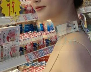 青豆客 – 施忆佳纯白之美：独特美图与壁纸的完美融合.txt