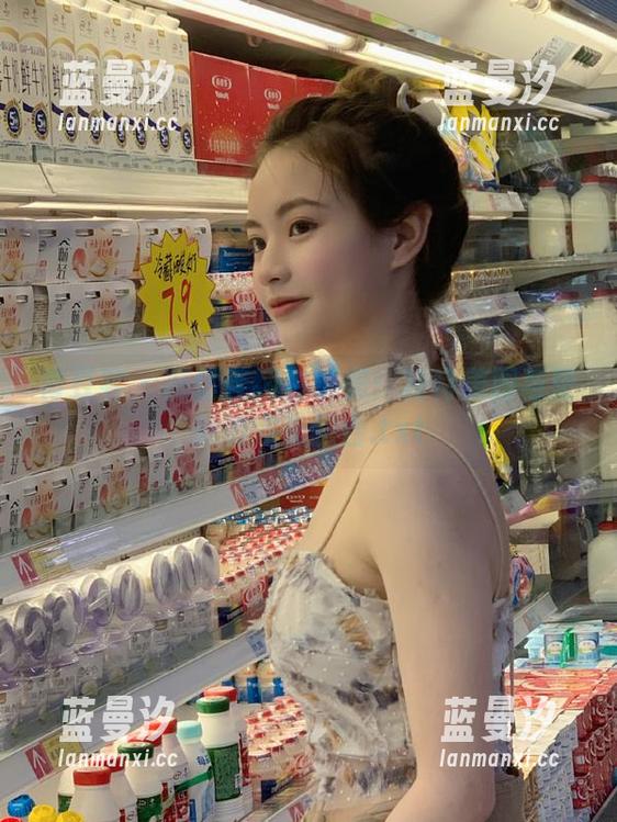青豆客 - 施忆佳纯白之美：独特美图与壁纸的完美融合.txt