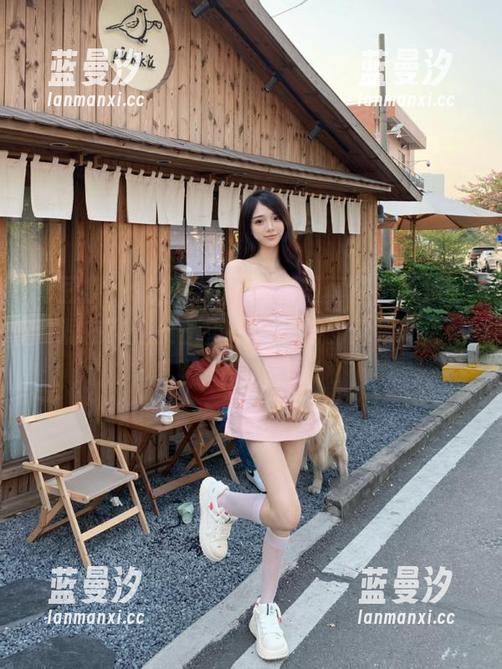 青豆客 - 绮里嘉Ula最新写真作品更新，浸润在英伦女王范中，校花的风采让你惊艳不已！.txt