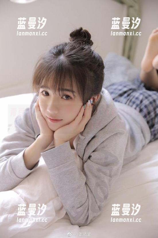 青豆客 - 谭晓彤长腿写真：探索时尚与美感的极致原图大合集！.txt