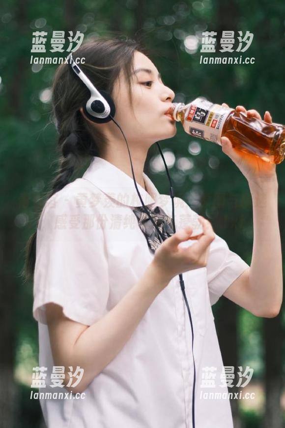 青豆客 - 黄梦羡的校服梦境：原图与精选，感受那份清纯与朝气蓬勃！.txt